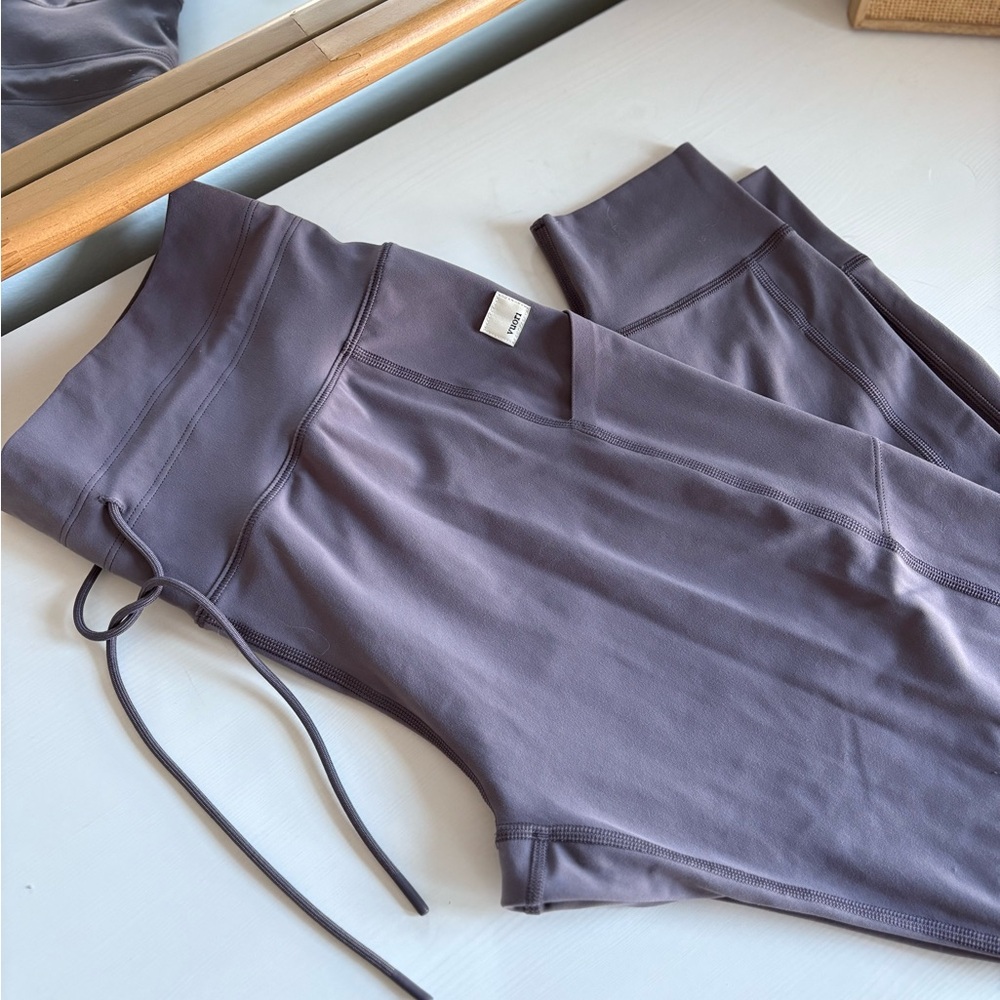 Vuori Daily Pocket Legging Size Large in Lunar Grey • Purple Leggings w/ Pockets - Picture 5 of 9